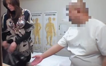 Japanese fingered to orgasm hither voyeur massage video
